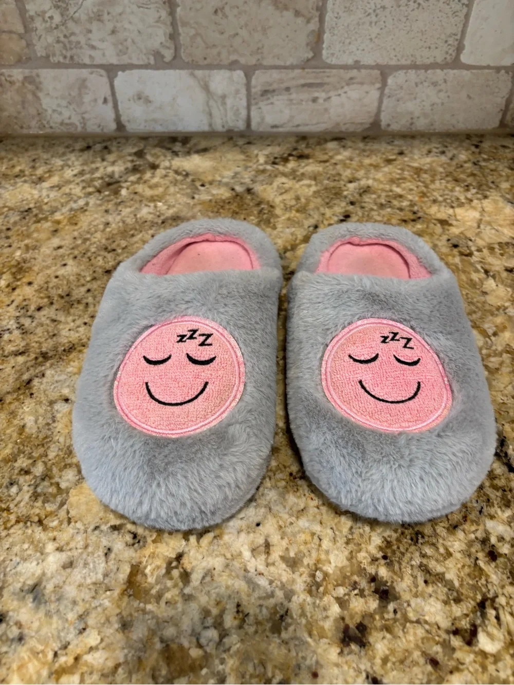 Wonder Nation Girls Fur Slip-On Slippers Smiley Face XL size 4-5